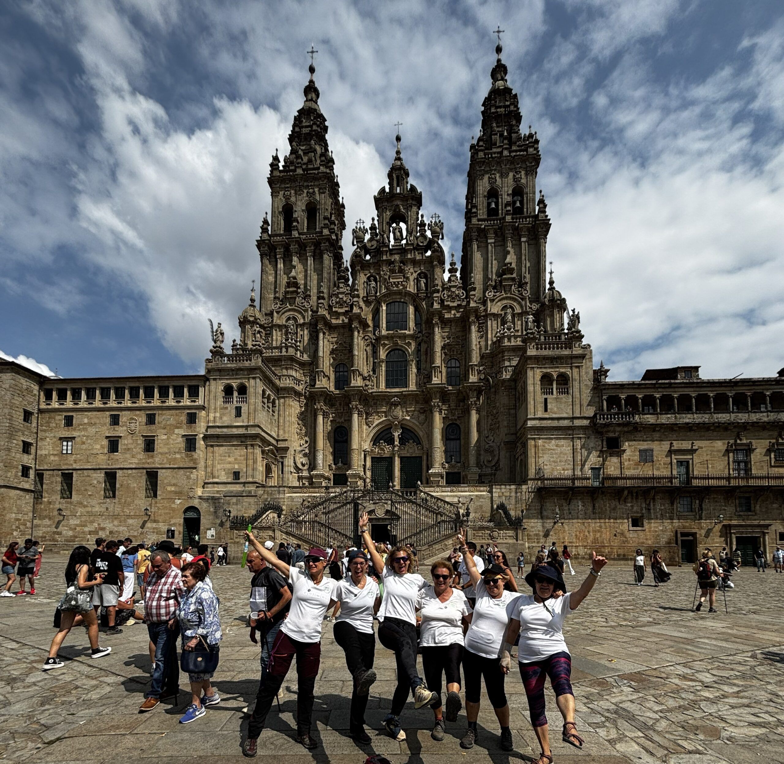 Grupo de mujeres en la plaza del Obradoiro. Viaje en grupo organizado y acompañado.